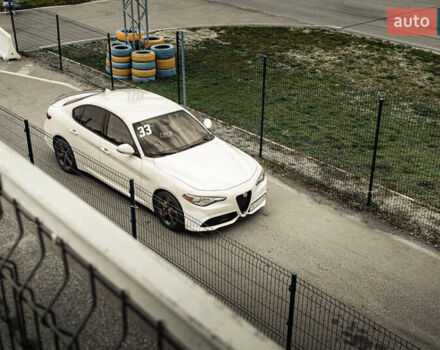 Белый Альфа Ромео Джулия, объемом двигателя 2 л и пробегом 115 тыс. км за 20500 $, фото 1 на Automoto.ua