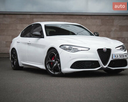 Білий Альфа Ромео Джулія, об'ємом двигуна 2 л та пробігом 21 тис. км за 25500 $, фото 1 на Automoto.ua