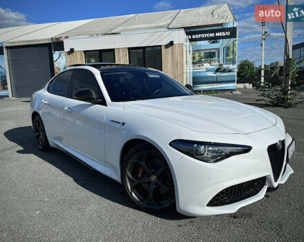 Білий Альфа Ромео Джулія, об'ємом двигуна 2 л та пробігом 103 тис. км за 22900 $, фото 1 на Automoto.ua