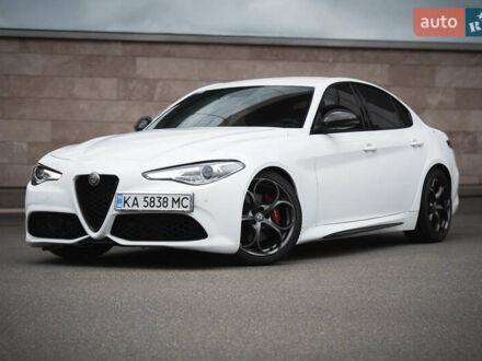 Білий Альфа Ромео Джулія, об'ємом двигуна 2 л та пробігом 21 тис. км за 25000 $, фото 1 на Automoto.ua