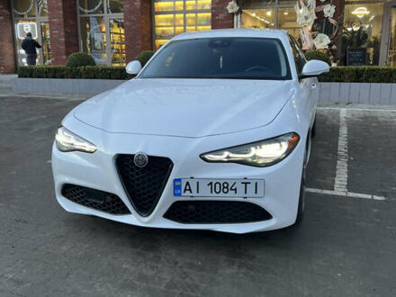 Белый Альфа Ромео Джулия, объемом двигателя 2 л и пробегом 82 тыс. км за 24000 $, фото 1 на Automoto.ua