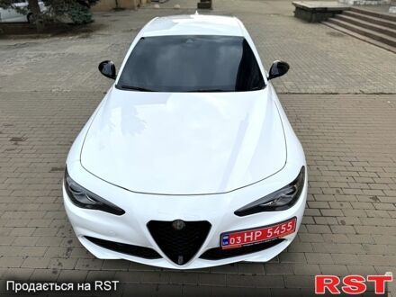 Белый Альфа Ромео Джулия, объемом двигателя 2 л и пробегом 110 тыс. км за 25000 $, фото 1 на Automoto.ua