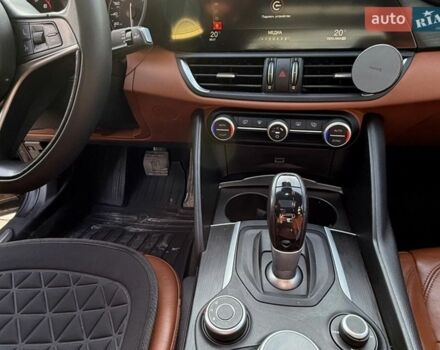 Черный Альфа Ромео Джулия, объемом двигателя 2 л и пробегом 195 тыс. км за 14000 $, фото 7 на Automoto.ua