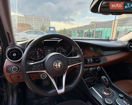 Черный Альфа Ромео Джулия, объемом двигателя 2 л и пробегом 195 тыс. км за 14000 $, фото 6 на Automoto.ua