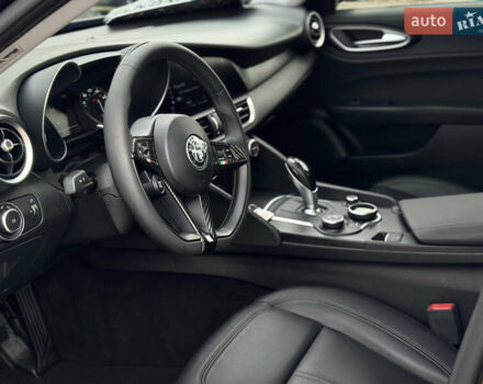 Черный Альфа Ромео Джулия, объемом двигателя 2 л и пробегом 58 тыс. км за 19999 $, фото 9 на Automoto.ua