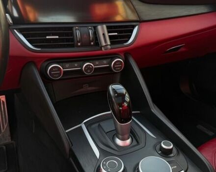 Чорний Альфа Ромео Джулія, об'ємом двигуна 2 л та пробігом 58 тис. км за 18500 $, фото 11 на Automoto.ua