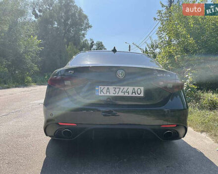 Чорний Альфа Ромео Джулія, об'ємом двигуна 2 л та пробігом 104 тис. км за 18400 $, фото 7 на Automoto.ua