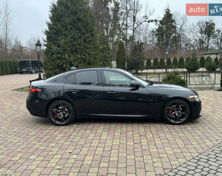 Чорний Альфа Ромео Джулія, об'ємом двигуна 2 л та пробігом 112 тис. км за 18800 $, фото 5 на Automoto.ua