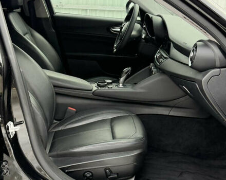 Чорний Альфа Ромео Джулія, об'ємом двигуна 2 л та пробігом 63 тис. км за 20900 $, фото 43 на Automoto.ua