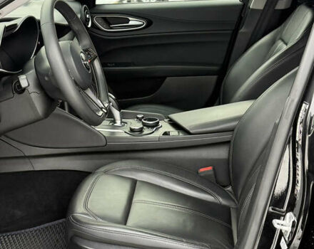 Чорний Альфа Ромео Джулія, об'ємом двигуна 2 л та пробігом 63 тис. км за 20900 $, фото 29 на Automoto.ua