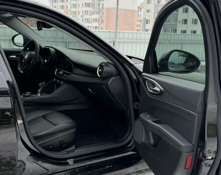 Чорний Альфа Ромео Джулія, об'ємом двигуна 2 л та пробігом 63 тис. км за 20900 $, фото 42 на Automoto.ua