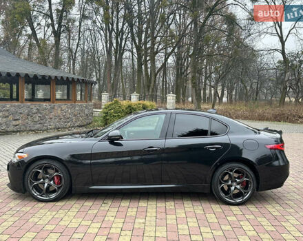 Чорний Альфа Ромео Джулія, об'ємом двигуна 2 л та пробігом 112 тис. км за 18800 $, фото 1 на Automoto.ua