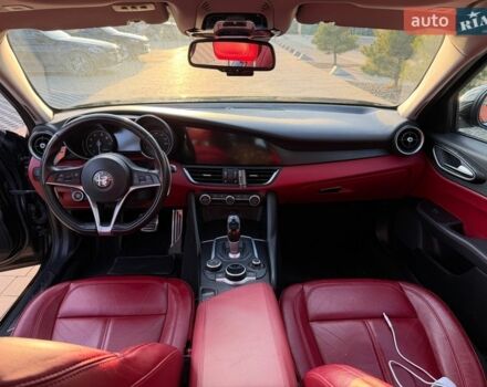 Чорний Альфа Ромео Джулія, об'ємом двигуна 2 л та пробігом 58 тис. км за 18500 $, фото 9 на Automoto.ua