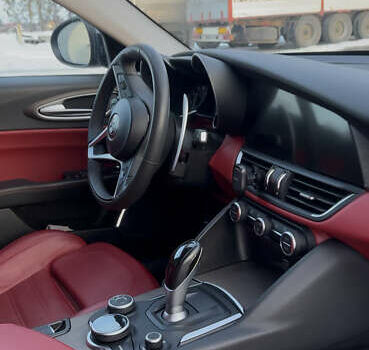 Черный Альфа Ромео Джулия, объемом двигателя 2 л и пробегом 114 тыс. км за 18700 $, фото 7 на Automoto.ua