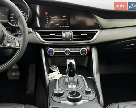 Черный Альфа Ромео Джулия, объемом двигателя 2 л и пробегом 58 тыс. км за 19999 $, фото 11 на Automoto.ua