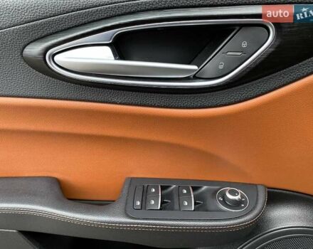 Чорний Альфа Ромео Джулія, об'ємом двигуна 2 л та пробігом 195 тис. км за 16600 $, фото 12 на Automoto.ua