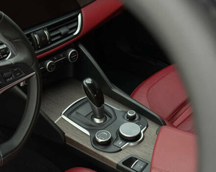 Черный Альфа Ромео Джулия, объемом двигателя 2 л и пробегом 120 тыс. км за 19900 $, фото 16 на Automoto.ua