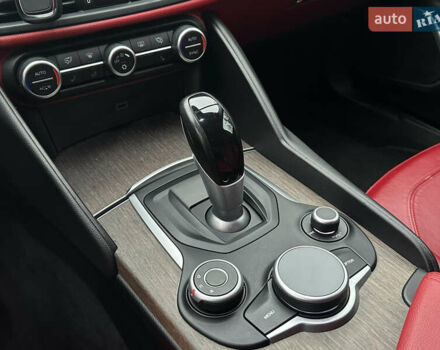 Чорний Альфа Ромео Джулія, об'ємом двигуна 2 л та пробігом 112 тис. км за 18800 $, фото 12 на Automoto.ua