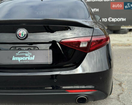 Черный Альфа Ромео Джулия, объемом двигателя 2 л и пробегом 58 тыс. км за 19999 $, фото 7 на Automoto.ua