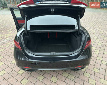 Чорний Альфа Ромео Джулія, об'ємом двигуна 2 л та пробігом 112 тис. км за 18800 $, фото 9 на Automoto.ua