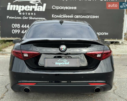 Черный Альфа Ромео Джулия, объемом двигателя 2 л и пробегом 58 тыс. км за 19999 $, фото 4 на Automoto.ua