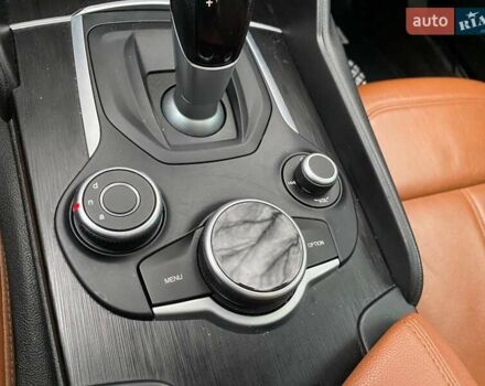 Чорний Альфа Ромео Джулія, об'ємом двигуна 2 л та пробігом 195 тис. км за 16600 $, фото 25 на Automoto.ua