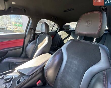 Чорний Альфа Ромео Джулія, об'ємом двигуна 2.9 л та пробігом 63 тис. км за 38500 $, фото 29 на Automoto.ua