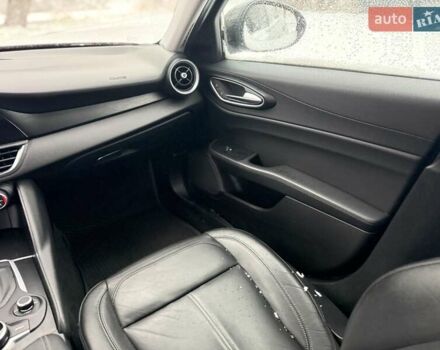 Чорний Альфа Ромео Джулія, об'ємом двигуна 2 л та пробігом 62 тис. км за 20500 $, фото 43 на Automoto.ua