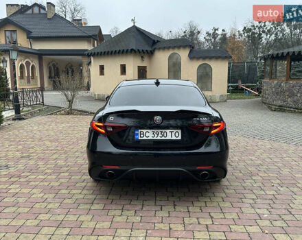 Чорний Альфа Ромео Джулія, об'ємом двигуна 2 л та пробігом 112 тис. км за 18800 $, фото 3 на Automoto.ua