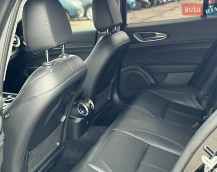 Черный Альфа Ромео Джулия, объемом двигателя 2 л и пробегом 58 тыс. км за 19999 $, фото 14 на Automoto.ua