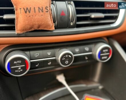 Черный Альфа Ромео Джулия, объемом двигателя 2 л и пробегом 80 тыс. км за 17000 $, фото 23 на Automoto.ua