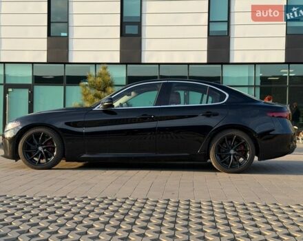 Чорний Альфа Ромео Джулія, об'ємом двигуна 2 л та пробігом 58 тис. км за 18500 $, фото 3 на Automoto.ua