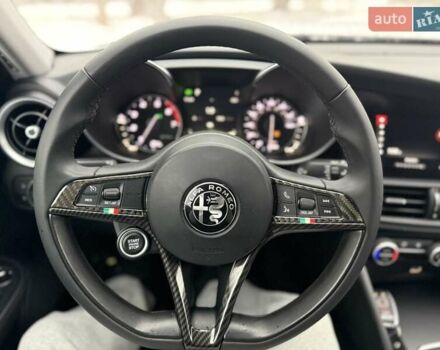 Чорний Альфа Ромео Джулія, об'ємом двигуна 2 л та пробігом 62 тис. км за 20500 $, фото 41 на Automoto.ua