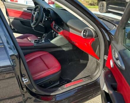 Черный Альфа Ромео Джулия, объемом двигателя 2 л и пробегом 45 тыс. км за 24000 $, фото 13 на Automoto.ua