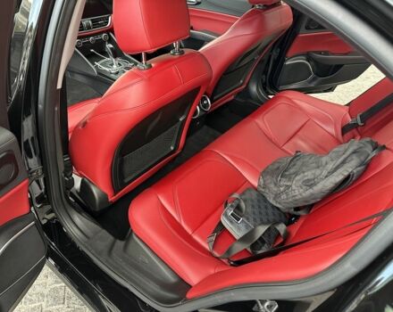 Чорний Альфа Ромео Джулія, об'ємом двигуна 2 л та пробігом 135 тис. км за 17000 $, фото 9 на Automoto.ua