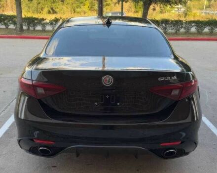 Чорний Альфа Ромео Джулія, об'ємом двигуна 2 л та пробігом 89 тис. км за 10700 $, фото 5 на Automoto.ua