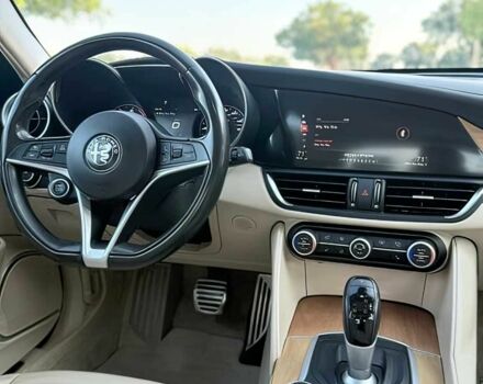 Черный Альфа Ромео Джулия, объемом двигателя 2 л и пробегом 45 тыс. км за 4100 $, фото 9 на Automoto.ua