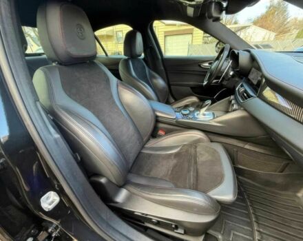 Чорний Альфа Ромео Джулія, об'ємом двигуна 2.9 л та пробігом 44 тис. км за 13500 $, фото 9 на Automoto.ua