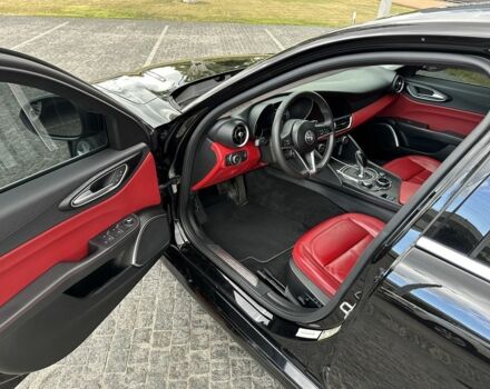 Чорний Альфа Ромео Джулія, об'ємом двигуна 2 л та пробігом 135 тис. км за 17000 $, фото 6 на Automoto.ua