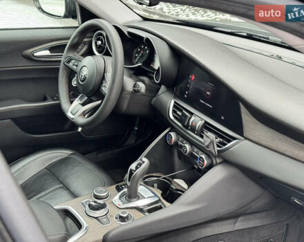 Чорний Альфа Ромео Джулія, об'ємом двигуна 2 л та пробігом 65 тис. км за 21900 $, фото 34 на Automoto.ua