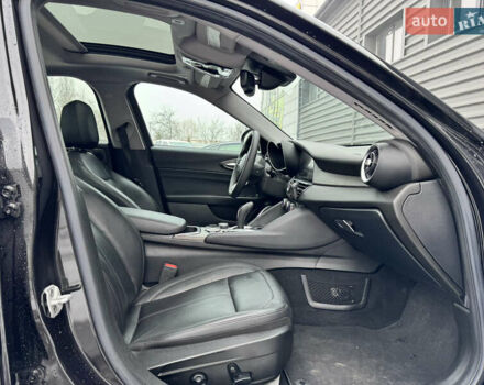 Чорний Альфа Ромео Джулія, об'ємом двигуна 2 л та пробігом 65 тис. км за 21900 $, фото 33 на Automoto.ua