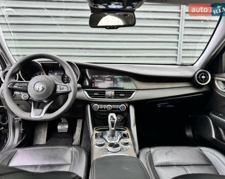 Чорний Альфа Ромео Джулія, об'ємом двигуна 2 л та пробігом 65 тис. км за 21900 $, фото 41 на Automoto.ua