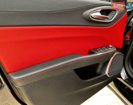 Черный Альфа Ромео Джулия, объемом двигателя 2 л и пробегом 29 тыс. км за 23999 $, фото 48 на Automoto.ua