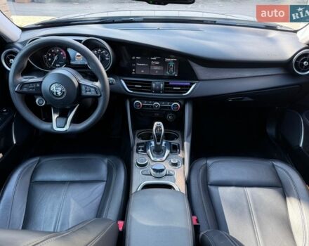 Чорний Альфа Ромео Джулія, об'ємом двигуна 2 л та пробігом 67 тис. км за 19990 $, фото 43 на Automoto.ua