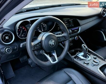 Чорний Альфа Ромео Джулія, об'ємом двигуна 2 л та пробігом 67 тис. км за 19990 $, фото 39 на Automoto.ua