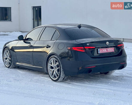 Чорний Альфа Ромео Джулія, об'ємом двигуна 2 л та пробігом 94 тис. км за 19999 $, фото 5 на Automoto.ua