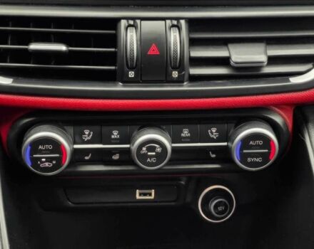 Черный Альфа Ромео Джулия, объемом двигателя 2 л и пробегом 33 тыс. км за 18000 $, фото 13 на Automoto.ua