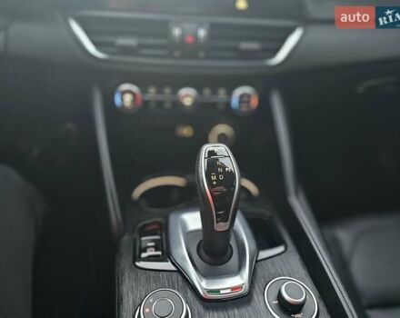 Чорний Альфа Ромео Джулія, об'ємом двигуна 2 л та пробігом 92 тис. км за 24400 $, фото 47 на Automoto.ua