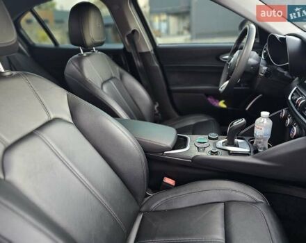 Черный Альфа Ромео Джулия, объемом двигателя 2 л и пробегом 92 тыс. км за 24400 $, фото 29 на Automoto.ua