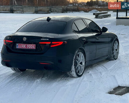 Чорний Альфа Ромео Джулія, об'ємом двигуна 2 л та пробігом 94 тис. км за 19999 $, фото 4 на Automoto.ua